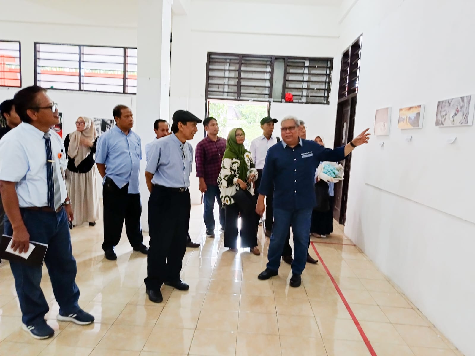 PAMERAN -- Wakil Rektor II UNM Prof Karta Jayadi mewakili Rektor UNM saat membuka Pameran Karakter "Funtastic 4: Fun dan Fantasi" di FSD UNM baru-baru ini.