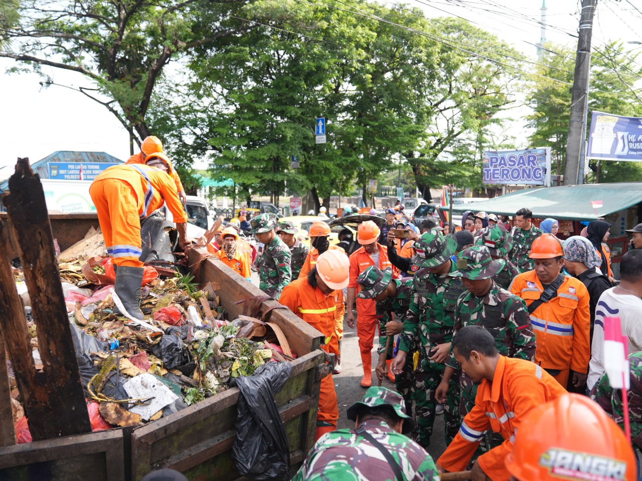 IST BERSIHKAN PASAR TERONG -- Sebanyak 1.321 orang melakukan aksi bersih-bersih Pasar Terong yang dipimpin langsung Pangdam XIV/Hasanuddin Mayjen TNI Dr Totok Imam Santoso, Jumat (8/12).