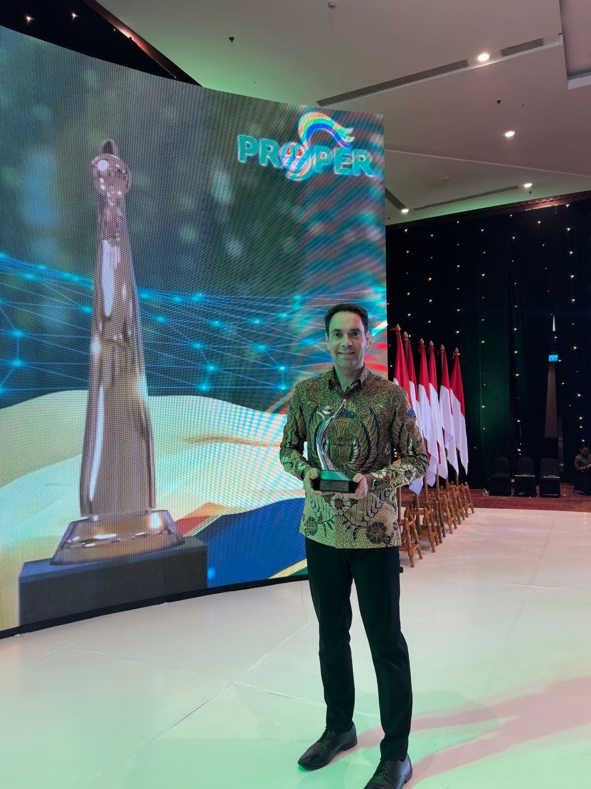 PROPER HIJAU -- Direktur PT Vale, Vinicius Mendes Ferreira, ketika menerima Proper Hijau persembahan dari Kementerian LHK yang diserahkan Wakil Presiden, KH Ma'ruf Amin.