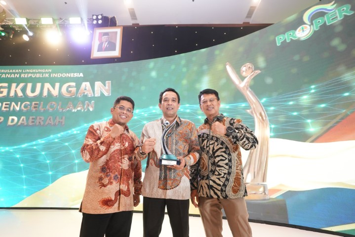 PROPER HIJAU -- Direktur Utama PT Semen Tonasa, Asruddin (tengah) usai  menerima PROPER Hijau didampingi Direktur Keuangan, Anis (kiri) dan Direktur Operasi, Mochamad Alfin Zain  oleh Wakil Presiden RI, KH Ma'ruf Amin didampingi Wakil Menteri LHK Alue Dohong, di Birawa Assembly Hall, Hotel Bidakara, Jakarta, Rabu 20 Desember 2023.