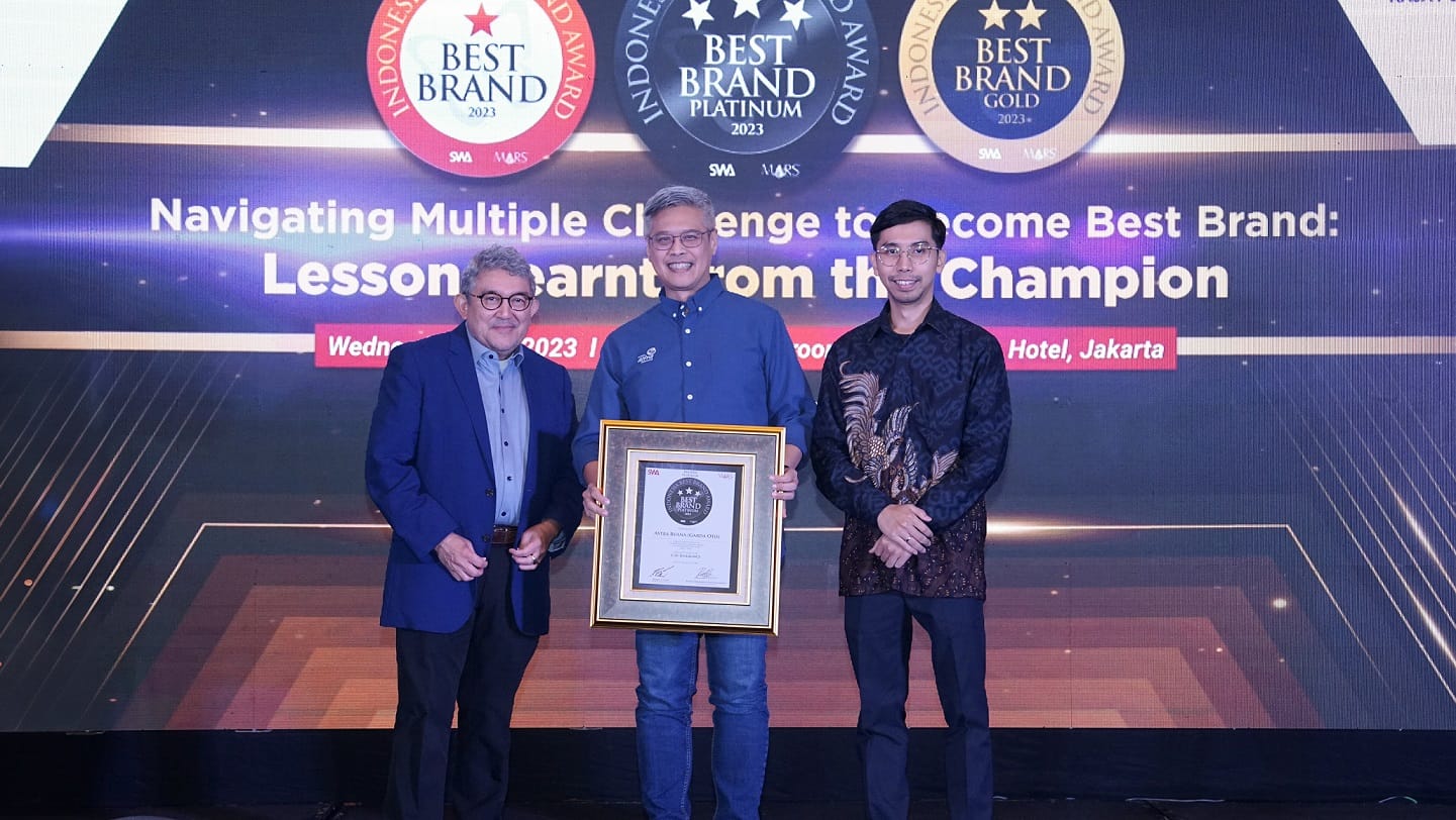 PENGHARGAAN -- Kiri ke kanan: Group Chief Editor SWA Media Group, Kemal Effendi Ghani, Head of PR, Marcomm, & Event Asuransi Astra, Laurentius Iwan Pranoto, dan Chief Executive Officer MARS, Radhi Hersemiaji Kartowisastro, saat penyerahan penghargaan gelar IBBA 2023 kategori Best Car Insurance dengan predikat Double Platinum dari majalah SWA yang diraih Garda Oto, produk asuransi mobil dari Asuransi Astra.