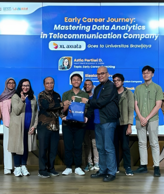 XLCAMPUS -- Head Talent Acquisition XL Axiata, Aztia Pertiwi D (dua dari kiri), Ketua Departemen Teknik Informatika Universita Brawijaya, Achmad Basuki (tiga dari kiri), dan Head Reward Management XL Axiata, Rizaldi Baharuddin (tiga dari kanan), berfoto bersama peserta  acara 'XL Axiata Goes To Campus-Early Career Coach'.