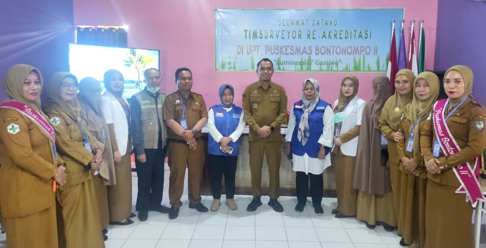 IST AKREDITASI -- Tim surveyor Lafkesri saat tiba di UPT Puskesmas Bontonompo II untuk melakukan penilaian akreditasi paripurna.