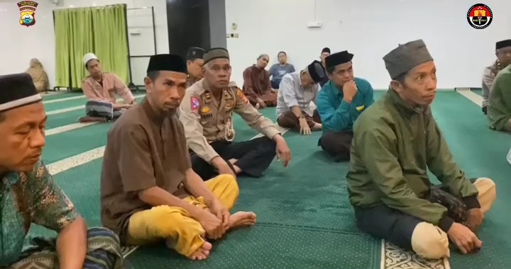 IST ANTUSIAS -- Jemaah salat subuh Masjid Nurul Jihad, Jalan Topaz, Panakkukang, begitu antusias mendengarkan pengarahan  dari Kapolrestabes Makassar.