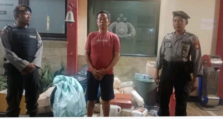 IST BALLO -- Seorang penjual ballo diamankan di Polsek Biringkanaya bersama barang bukti berupa ballo.