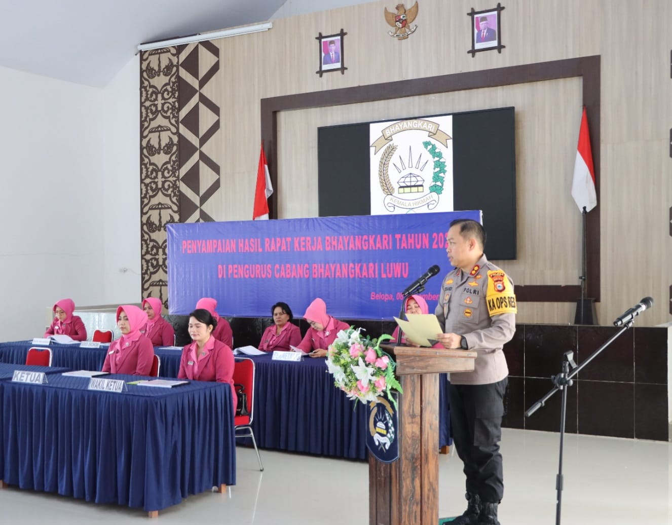 RAKER -- Pengurus Bhayangkari Polres Luwu menggelar Raker Penyampaian Hasil Rapat Kerja Bhayangkari Tahun 2023 kepada para pengurusnya di Aula Tobakke Tongange Polres Luwu, Jumat (8/12). 