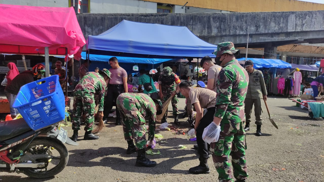 IST BERSIH -- Para personel gabungan saat melakukan pembersihan di kawasan Pasar Induk Minasa Maupa. 