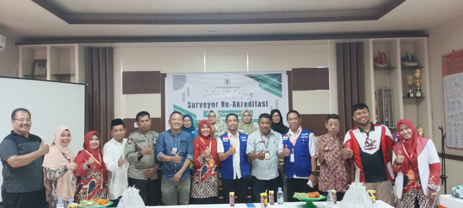 AKREDITASI -- Pegawai Puskesmas Caile Kecamatan Ujung Bulu, Bulukumba patut berbangga dan foto bersama usai berhasil meraih akreditasi paripurna dari Kementerian Kesehatan (Kemenkes) RI. 