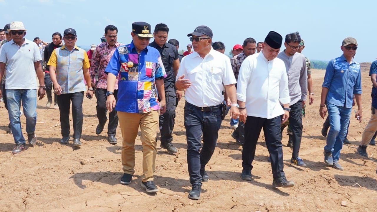 APEL -- Bupati Bulukumba Muchtar Ali Yusuf menghadiri apel gabungan lingkup Pemkab Bulukumba di Kantor Bupati Bulukumba, Senin (4/12). Apel gabungan rutin Pemkab Bulukumba dihadiri Wabup Edy Manaf, Sekkab Ali Saleng, para asisten dan Staf Ahli Bupati serta Kepala Organisasi Perangkat Daerah (OPD) dan para staf