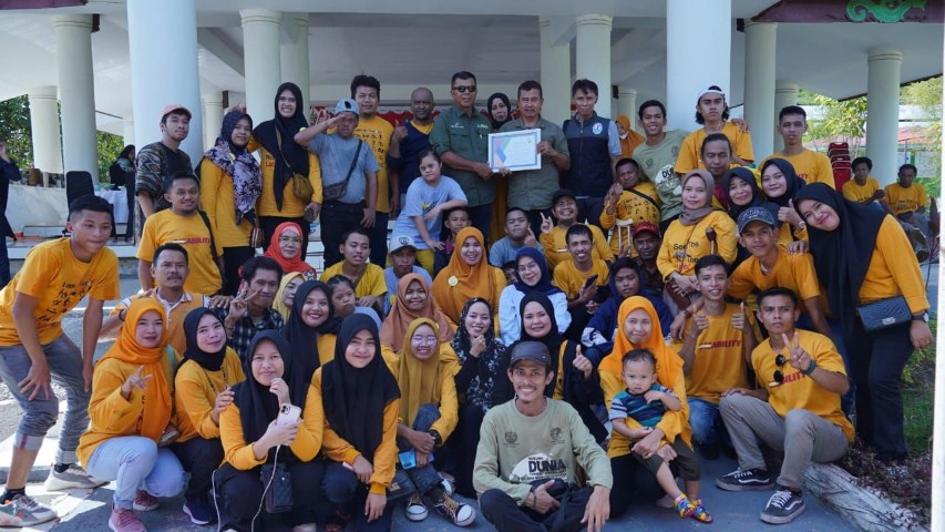 SILATURRAHMI -- Bupati Bulukumba Andi Muchtar Ali Yusuf foto bersama usai bersilaturrahmi dengan para penyandang disabilitas sekaligus menjamu makan siang di Pendopo Rujab Bupati Bulukumba, Senin (4/12).