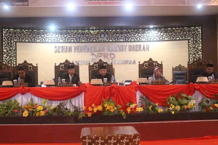RAPAT -- DPRD Kabupaten Bulukumba menggelar rapat paripurna di Gedung DPRD Bulukumba, Senin (4/12). Rapat dengan agenda mendengarkan jawaban bupati atas pandangan umum fraksi DPRD dan jawaban DPRD terhadap pendapat bupati atas Raneprda inisiatif DPRD dan penetapan nama-nama Pansus DPRD Bulukumba.