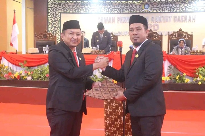 PAW -- Ketua DPRD Bulukumba H Rijal salam komando dengan anggota DPRD Bulukumba Nur Sakti yang baru saja dilantik melalui PAW mengantikan Saifuddin pada rapat paripurna sisa masa jabatan 2019 2024 di Gedung DPRD Bulukumba, Senin (18/12).