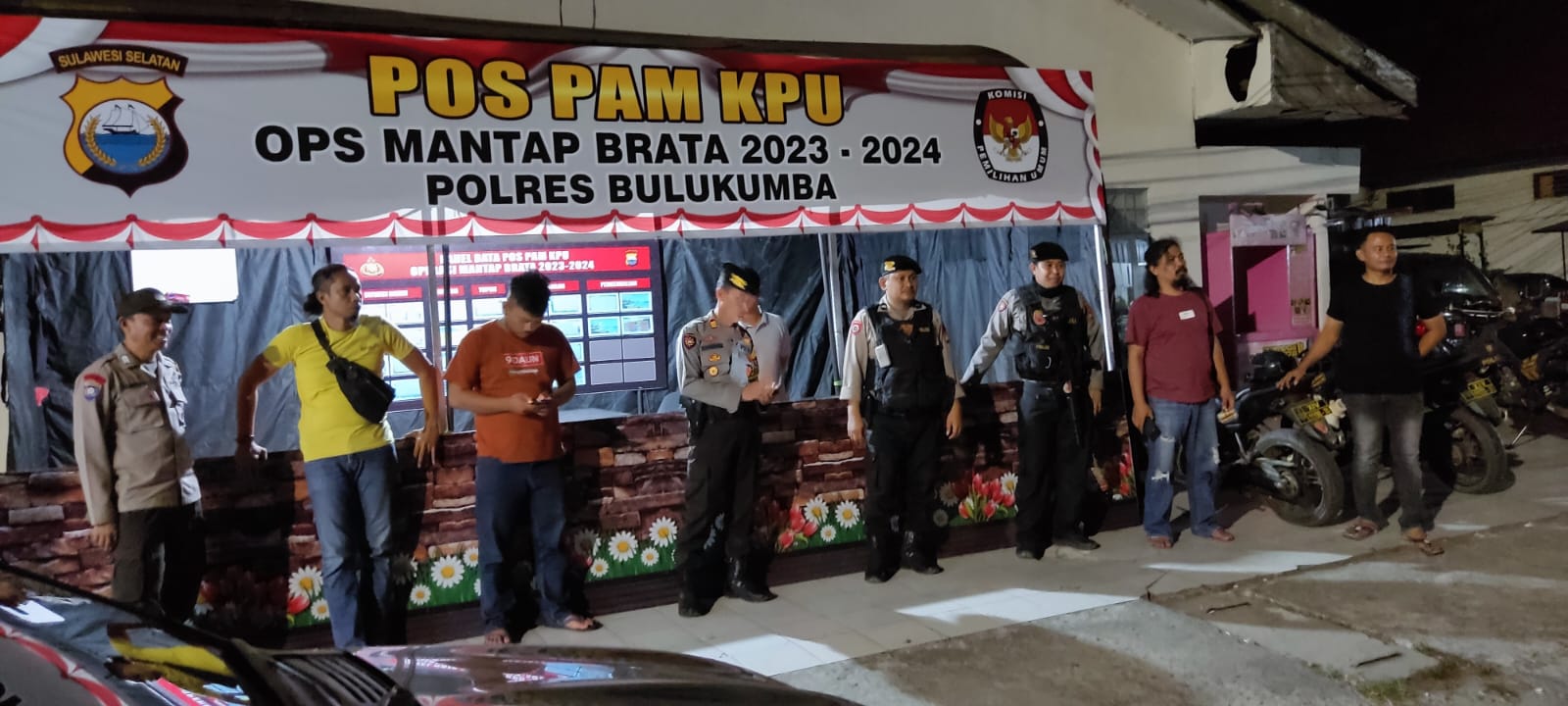 PATROLI -- Satuan Samapta Polres Bulukumba melaksanakan tugas pelayanan dan kegiatan pencegahan dalam bentuk patroli sebagai upaya cooling sistem menciptakan situasi kondusif khususnya jelang Nataru dan Pemilu