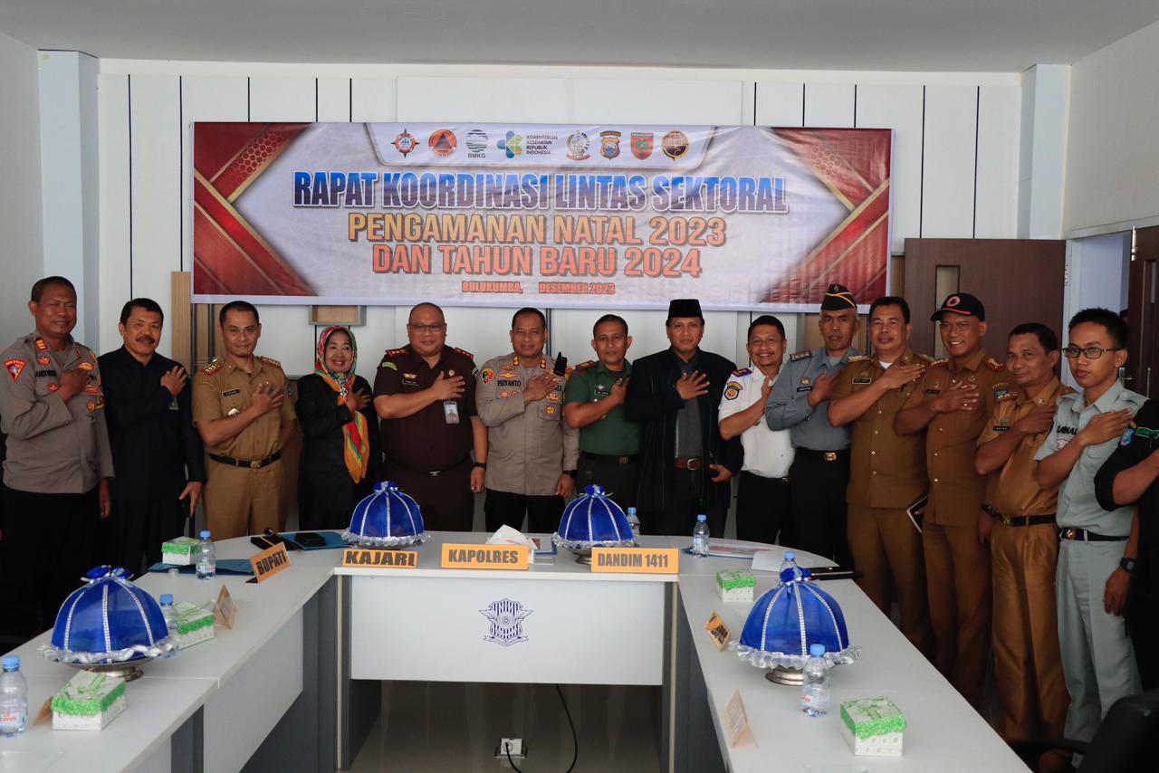 RAKOR -- Kapolres Bulukumba AKBP Supriyanto foto bersama usai memimpin Rakor Lintas Sektoral dalam rangka pelaksanaan pengamanan Natal 2023, dan Tahun Baru 2024 di Gedung BPKB Satlantas Polres Bulukumba, Selasa (19/12).