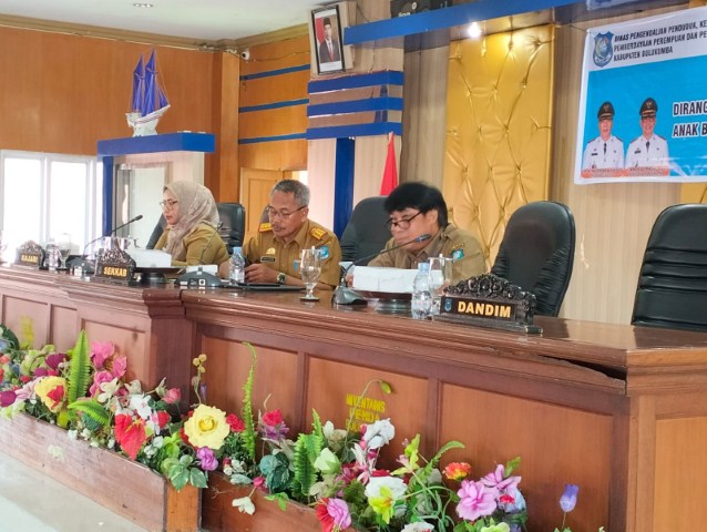 RAKOR --  Dinas Pengendalian Penduduk, Keluarga Berencana, Pemberdayaan Perempuan dan Perlindungan Anak (DP2KBP3A) Kabupaten Bulukumba menggelar Rapat Koordinasi (Rakor) lintas sektor dirangkai Pelatihan Konvensi Hak Anak (KHA) di Ruang Pola Kantor Bupati, Senin (11/12). 