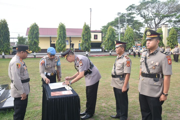 SERTIJAB -- Kapolres Bulukumba AKBP Supriyanto memimpin upacara pelantikan Kapolsek Gantarang dan pengambilan sumpah dan jabatan Kasat Intelkam Polres Bulukumba di Lapangan Apel Mapolres Bulukumba, Jumat (8/12).
