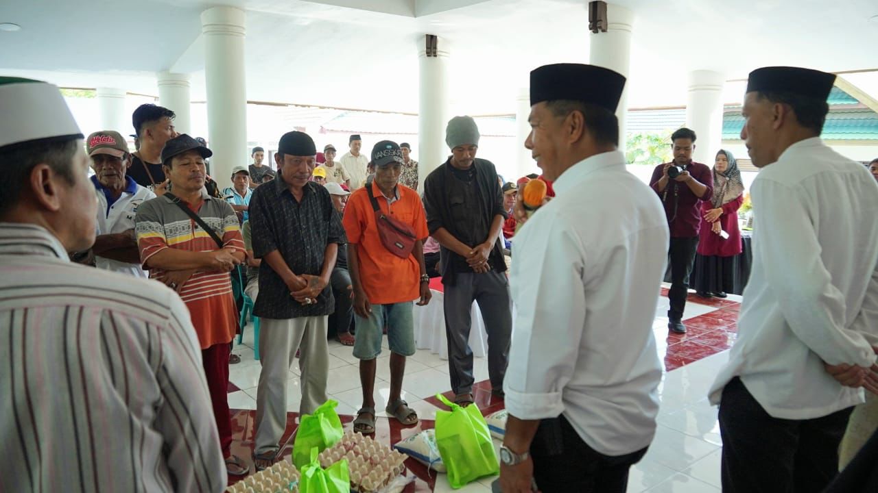 SILATURRAHMI -- Bupati Bulukumba Andi Muchtar Ali Yusuf dan Ketua TP PKK Bulukumba Hj Andi Herfida Muchtar bersilaturahim sekaligus santap siang bersama di Pendopo Rujab Bupati baru-baru ini.  