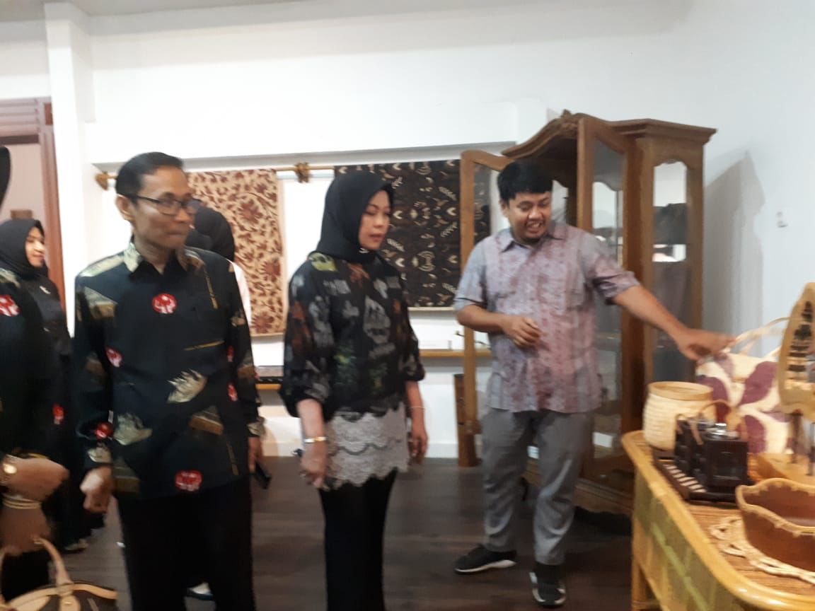 STUDI TIRU -- Sejumlah pengrajin dan pendamping dari pengurus Dekranasda dan pejabat Dinas Perdagangan Perindustrian Koperasi dan UKM Bulukumba melakukan studi tiru di Jogjakarta, Selasa (5/12) 