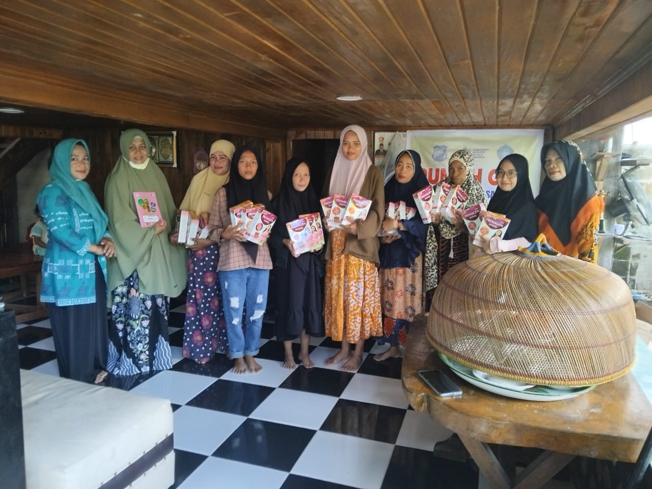 STUNTING -- TPPS Pemkab Bulukumba terus melakukan upaya penanganan stunting melalui PMT bagi bayi umur bawah lima tahun (Balita) dan bawah dua tahun (Baduta) serta pemberian susu kepada ibu hamil yang beresiko atau kekurangan nutrisi baru-baru ini.