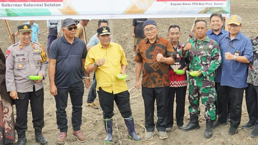 TANAM JAGUNG -- Pj Gubernur Sulsel Bahtiar melakukan penanaman jagung di Desa Tanah Harapan, Kecamatan Rilau Ale, Kabupaten Bulukumba baru-baru ini. 