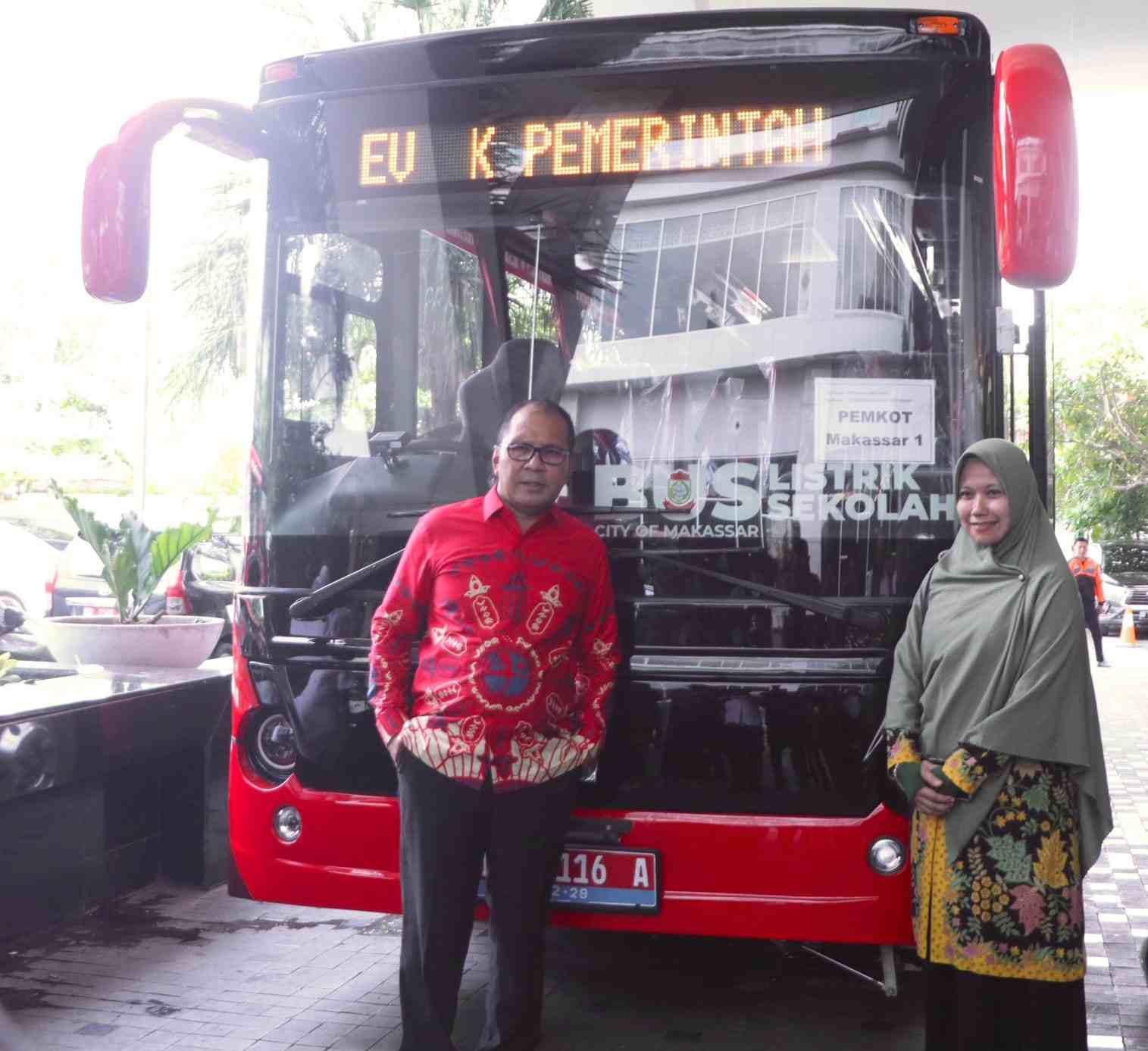 ist BUS--Wali Kota Makassar, Moh Ramdhan Pomanto bersama Kadishub Kota Makassar Aulia Arsyad di depan bus sekolah bertenaga listrik.