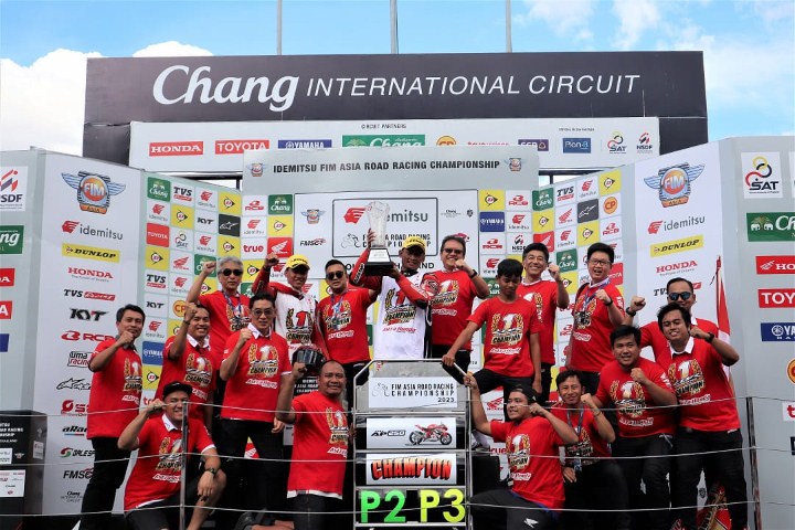 CELEBRASI -- Rheza Danica Ahrens mengangkat piala setelah menjuarai AP250 dengan menunggangi CBR250RR.