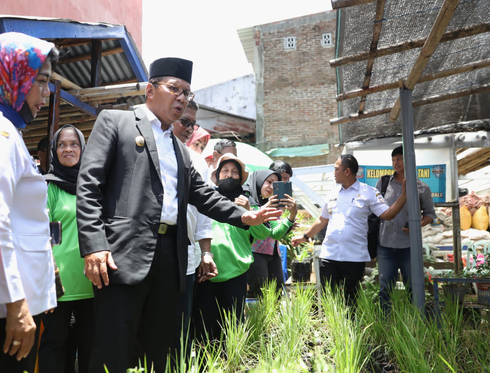 int LONGWIS--Program Lorong Wisata yang merupakan salah satu program strategis Pemkot Makassar dipastikan terus berlanjut di tahun 2024 mendatang. Bahkan diharapkan bisa memberi efek lebih luas bagi masyarakat di dalam lorong. Tampak Wali Kota Makassar Mohammad Ramdhan Pomanto mengunjungi sejumlah longwis dan melakukan panen sayur pakcoy. 