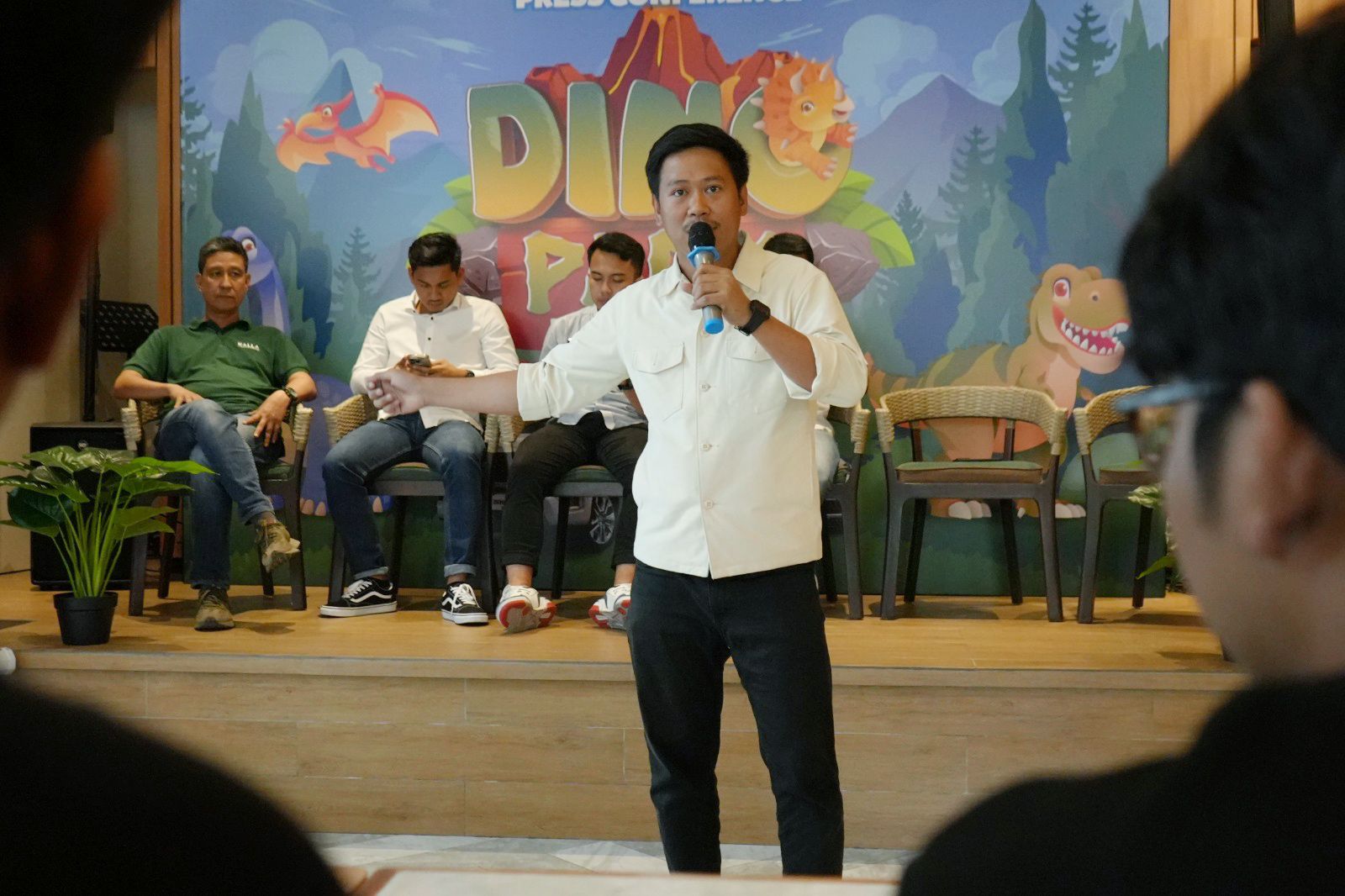 DINO PARK -- Marketing Manager Kalla Toyota, Mifta Farid S Putra, sedang menjelaskan beragam promo dan kegiatan Kalla Toyota selama event Dino Park di Trans Studio Mall Makassar, pada 20 sampai 31 Desember 2023.