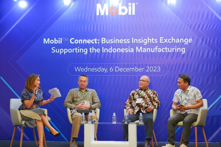 DISKUSI -- Suasana diskusi mengenai solusi efisiensi industri manufaktur di Pameran Manufakturing Expo 2023.