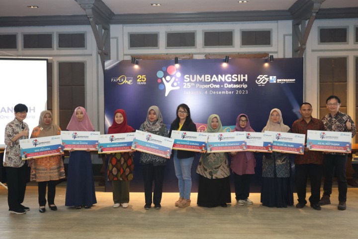 DONASI -- Business Unit Director PT Datascrip, Sylvia Lionggosari (paling kiri) dan Senior Division Manager PT Datascrip, Rafael Lilik Gunawan (paling kanan), berfoto bersama 12 perwakilan sekolah penerima donasi saat acara 'Seremoni Penyerahan Donasi 25th PaperOne – Datascrip'. 