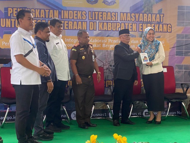  LITERASI -- Anggota DPR-RI Mitra Fakhruddin MB, Pustakawan Ahli Utama Muh Syarif Bando, Kepala Pusat Analisis Perpustakaan dan Pengembangan Budaya Baca Perpusnas RI, Dewi Kartikasari, Kajari, mantan Bupati Muslimin Bando, mantan Wabup Asman foto bersama usai pelaksanaan PILM untuk kesejahteraan di Lantai IV Gedung Perpustakaan Daerah Kabupten Enrekang, Rabu (13/12).