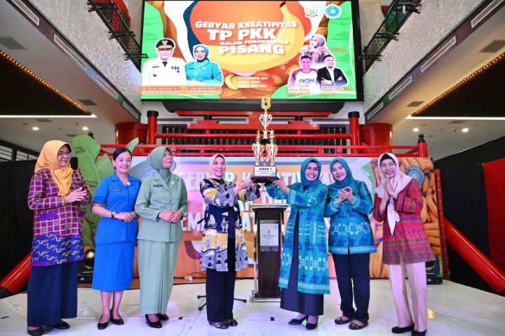 JUARA UMUM -- TP PKK Kabupaten Enrekang meraih juara umum gebyar Kreatifitas TP-PKK Tingkat Provinsi Sulsel di Phinisi Point Mall Makassar yang digelar selama dua hari, Senin-Selasa (4-5/12). 