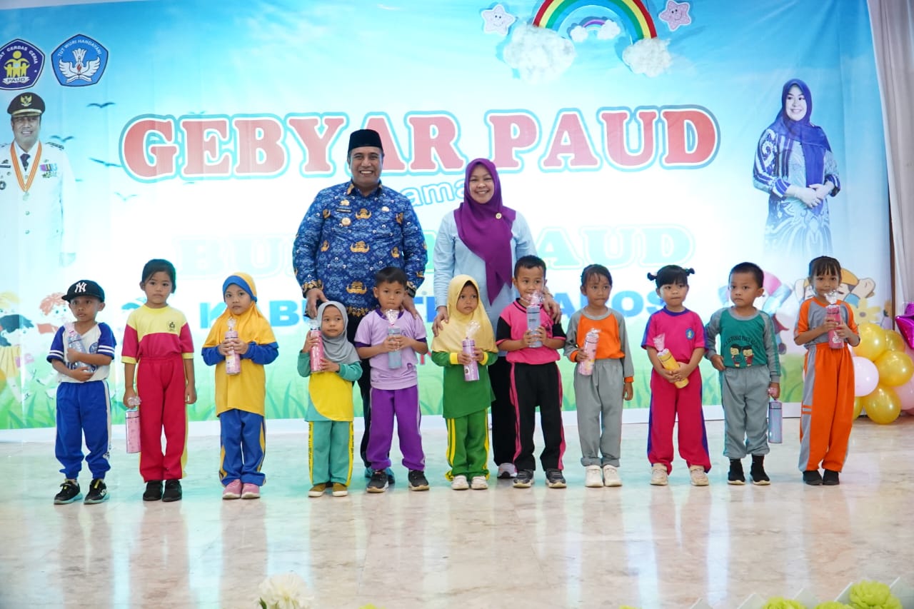 GEBYAR PAUD -- Bupati Maros, Chaidir Syam dan Bunda PAUD Kabupaten Maros, Ulfiah Nur Yusuf pada acara Gebyar PAUD.