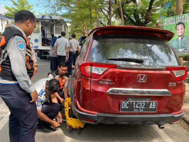 int GEMBOK--Dishub Kota Makassar terus melakukan penggembokan paksa kendaraan yang parkir sembarangan di badan jalan. Ada belasan kendaraan yang digembok di Jl Ratulangi, Selasa (05/12).