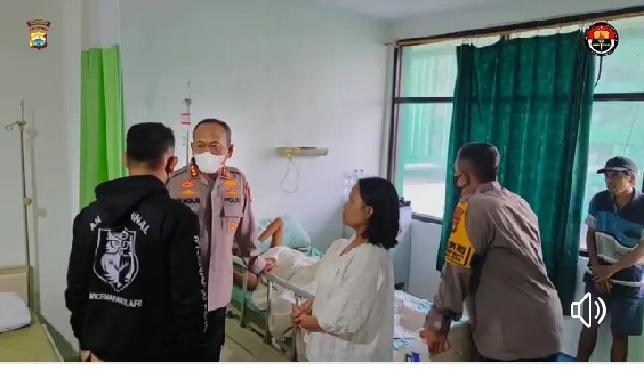 JENGUK -- Kapolrestabes Makassar saat menjenguk korban pembusuran yang mendapat perawatan di RS Ibnu Sina.