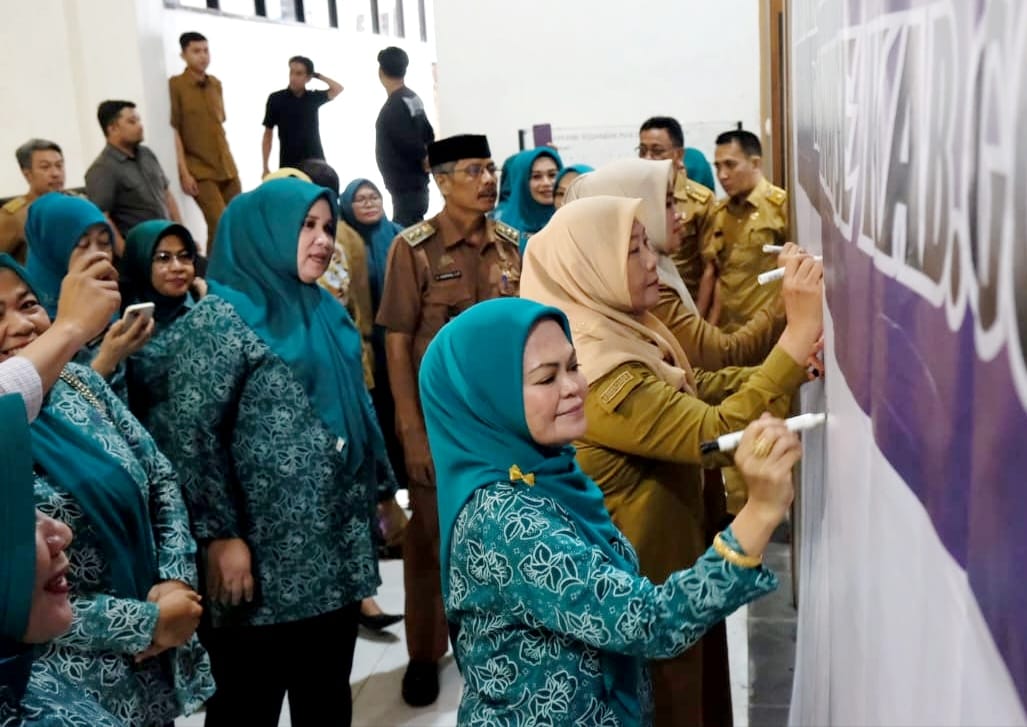 IST KOMITMEN -- Wakil Ketua TP PKK Kabupaten Gowa, Mussadiyah Rauf, bersama Ketua TP PKK kecamatan serta para camat dan kepala desa serta lurah menandatangani komitmen bersama perencanaan desa ramah perempuan dan anak. 