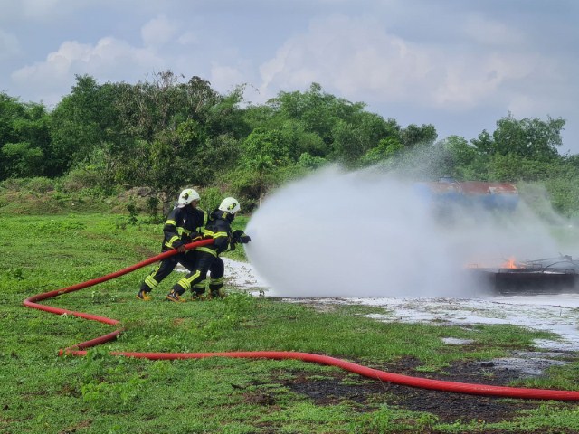 LATIHAN -- Suasana pelatihan PKD Dirgantara Raharja ke-113 di Bandara Internasional Sultan Hasanuddin.