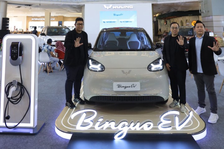 LAUNCHING -- Kiri ke kanan: Regional Sales Wuling Motors, Marfiansyah, General Manager Marketing Kumala Grup, Ivan Pudya Sumanta, dan Area Sales Manager Kumala, Dyal Riswanto, saat melaunching BinguoEV di Trans Studio Mall Makassar.
