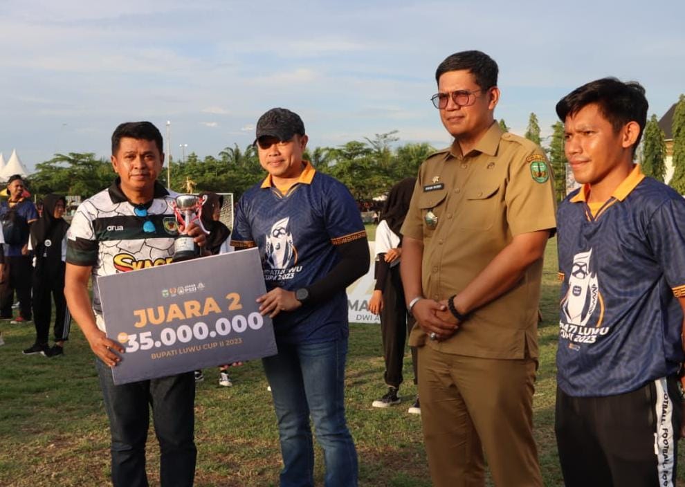 FINAL --  Kapolres Luwu AKBP Arisandi menghadiri pertandingan final Bupati Luwu Cup II antara Ps Bajo vs Ps Belopa dirangkai upacara penutupan turnamen di Lapangan Andi Djemma Belopa Kabupaten Luwu, Selasa (12/12)