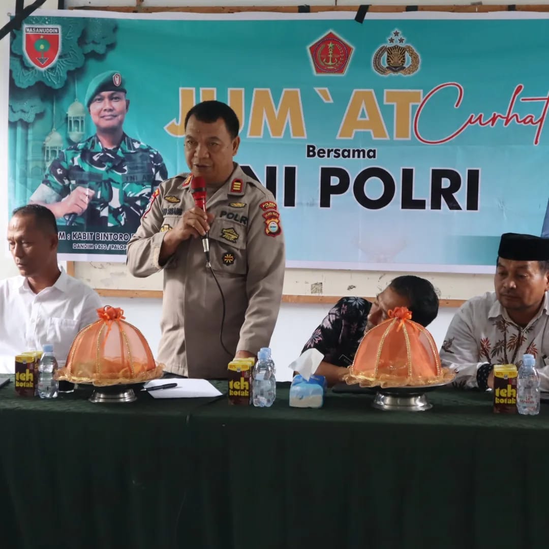 JUMAT CURHAT -- Polres Luwu menggelar kegiatan Jumat Curhat di Aula Kantor Kecamatan Suli Kabupaten Luwu, Jumat (8/12). Kegiatan Jumat Curhat kali ini dihadiri Kasat Binmas Polres Luwu AKP Daud Sisang mewakili Kapolres Luwu AKBP Arisandi diwakili didampingi Kasat Intel Polres Luwu Iptu Sumare Usman. 