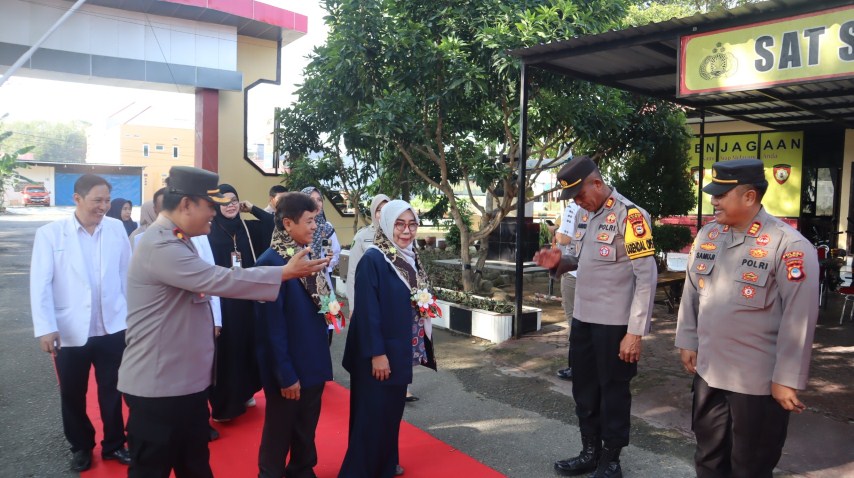 AKREDITASI -- Polres Luwu menerima kunjungan Tim Surveyor Klinik Bhayangkara Polres Luwu dari Lembaga Penyelenggara Akreditasi Komite Akreditasi Kesehatan Pratama (LPA KAKP)  di Aula Tabakke Tongange Polres Luwu, Rabu (7/12).