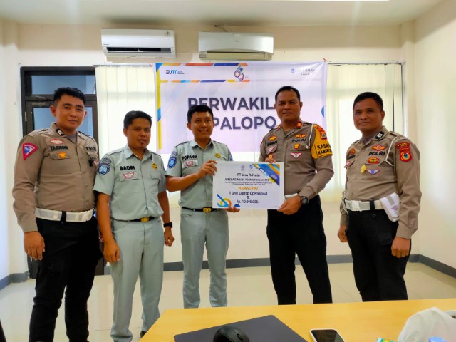 APRESIASI -- Kepala Jasa Raharja Palopo Suhardi Popang foto bersama Kasat Lantas Polres Luwu AKP Mahrus Ibrahim usai penyerahan penghargaan dan apresiasi di Kantor PT Jasa Raharja Perwakilan Palopo, Rabu (20/12).