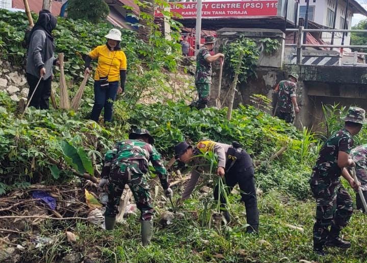 CEGAH BANJIR -- Personel TNI Koramil Makale melakukan gotong royong membersihkan sampah di aliran sungai guna mencegah terjadinya banjir di musim penghujan.