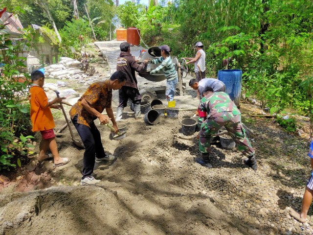 JALAN DESA --  Babinsa Sangalla Serda Yulius Baan bersama warga desa binaannya di Lembang Leatung Matallo melakukan rabat beton jalan desa Patua Lembang Leatung Matallo Kecamatan Sangalla Utara, Sabtu (9/12). 