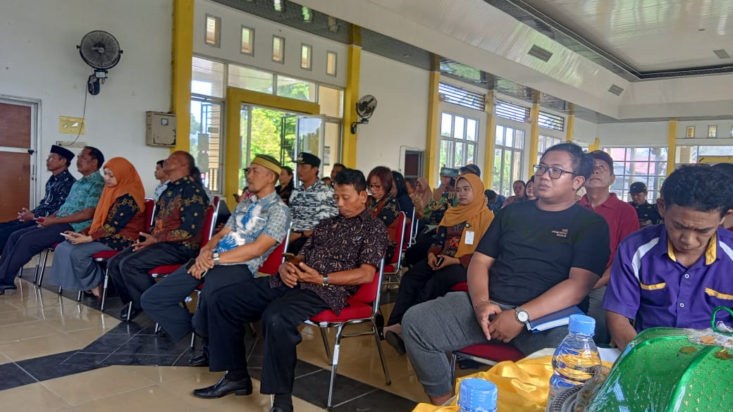 BUKA -- Camat Tomtim, Herpik saat membuka Musyawarah Antardesa (MAD) penetapan Peraturan Bersama Kades tentang penanggulangan Rabies dan pendirian badan usaha milik desa bersama (Bumdesma) di Gedung Serbaguna Kecamatan Tomoni Timur, Kamis (14/12).