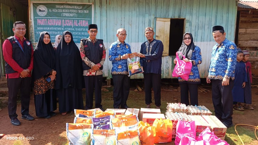 AKSI PEDULI -- Dalam rangka memperingati HUT Korpri ke 52 Tahun 2023 dan HUT DWP ke 24 Tahun 2023, pengurus menggelar jumat berbagi lewat aksi peduli sesama kepada sejumlah LKSA di beberapa kecamatan di Lutim, pada Jumat (1/12).