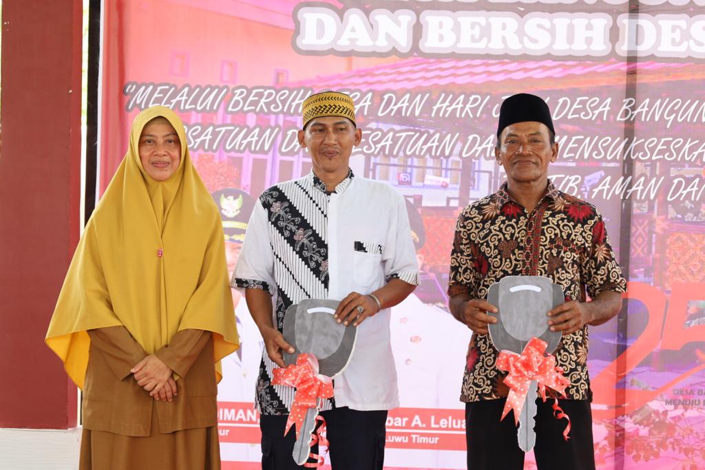 HUT -- Asisten Administrasi Umum, Nursih Hariani mewakili Bupati Luwu Timur foto bersama usai menyerahkan bantuan disela-sela peringatan HUT ke -25 Desa Bangun Jaya Kecamatan Tomoni, Selasa (12/12).