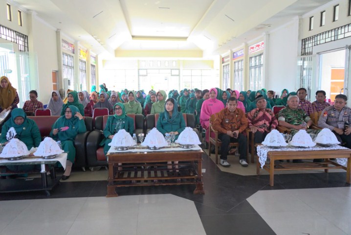 KUKUHKAN -- Ketua TP PKK Kabupaten Luwu Timur, Hj. Sufriyati Budiman mengukuhkan ketua TP-PKK Kecamatan Kalaena dan Wotu sekaligus pelantikan bunda PAUD dan bunda Literasi kecamatan yang bertempat di Gedung serbaguna Kecamatan Kalaena dan Wotu, Jumat (1/12).