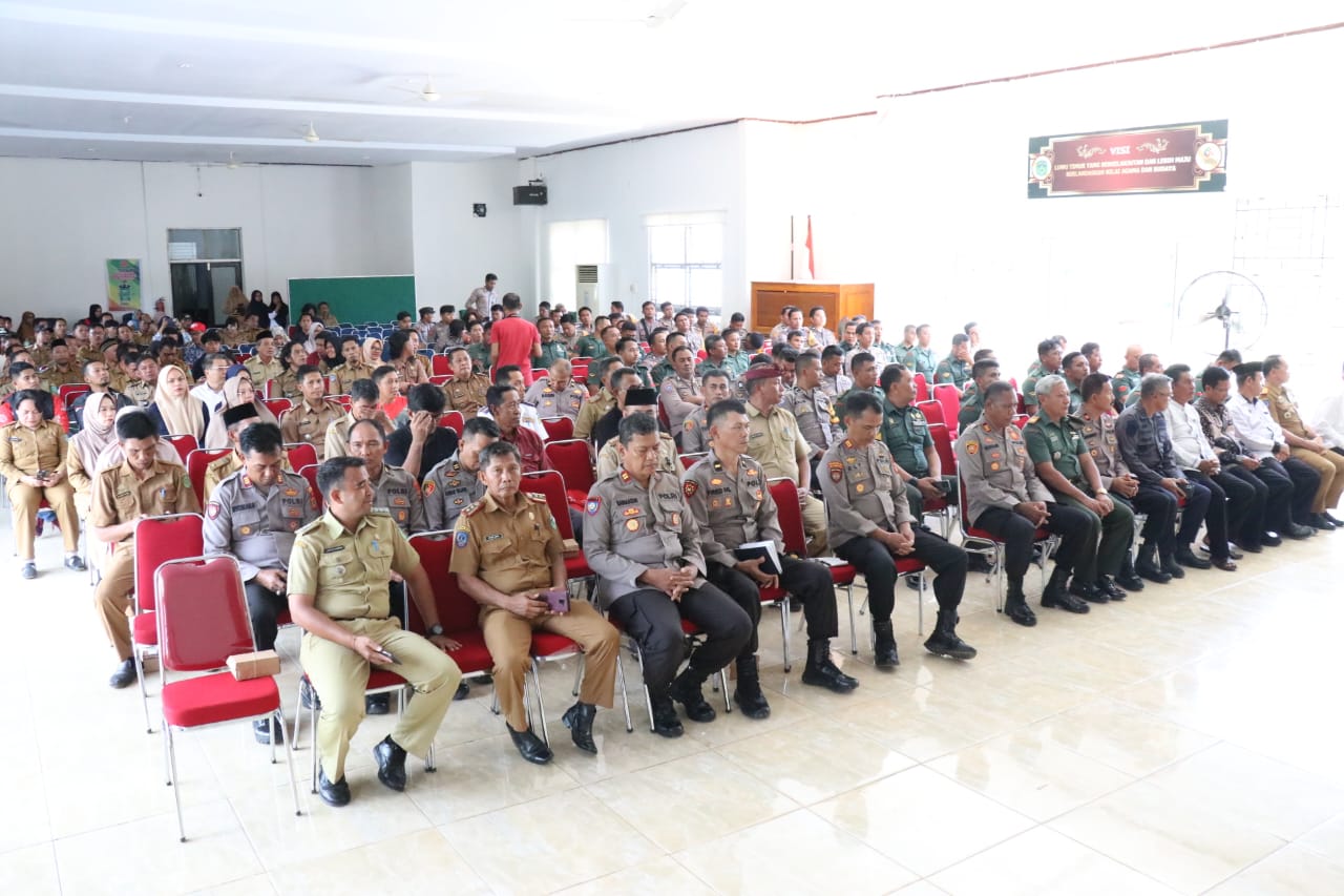 RAKOR -- Bupati Luwu Timur, H Budiman membuka Rapat Koordinasi Tiga Pilar dalam rangka menghadapi Natal dan Tahun Baru serta mendukung sukses Penyelenggaraan Pemilu Tahun 2024 di Aula Dinas Pendidikan dan Kebudayaan Lutim, Selasa (5/12). 