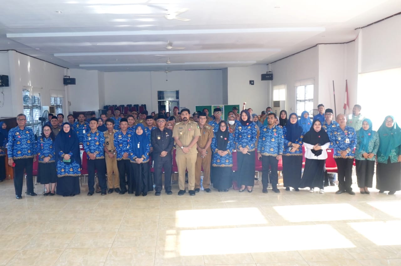 RAKOR -- Bupati Luwu Timur, H Budiman resmi membuka Rakor  TPPS Kabupaten Luwu Timur dirangkai dengan pengukuhan TPPS dan BAAS serta sosialisasi OPD Pembina Stunting Desa Kabupaten Luwu Timur Tahun 2023 di Aula Dinas Pendidikan, Senin (18/12).